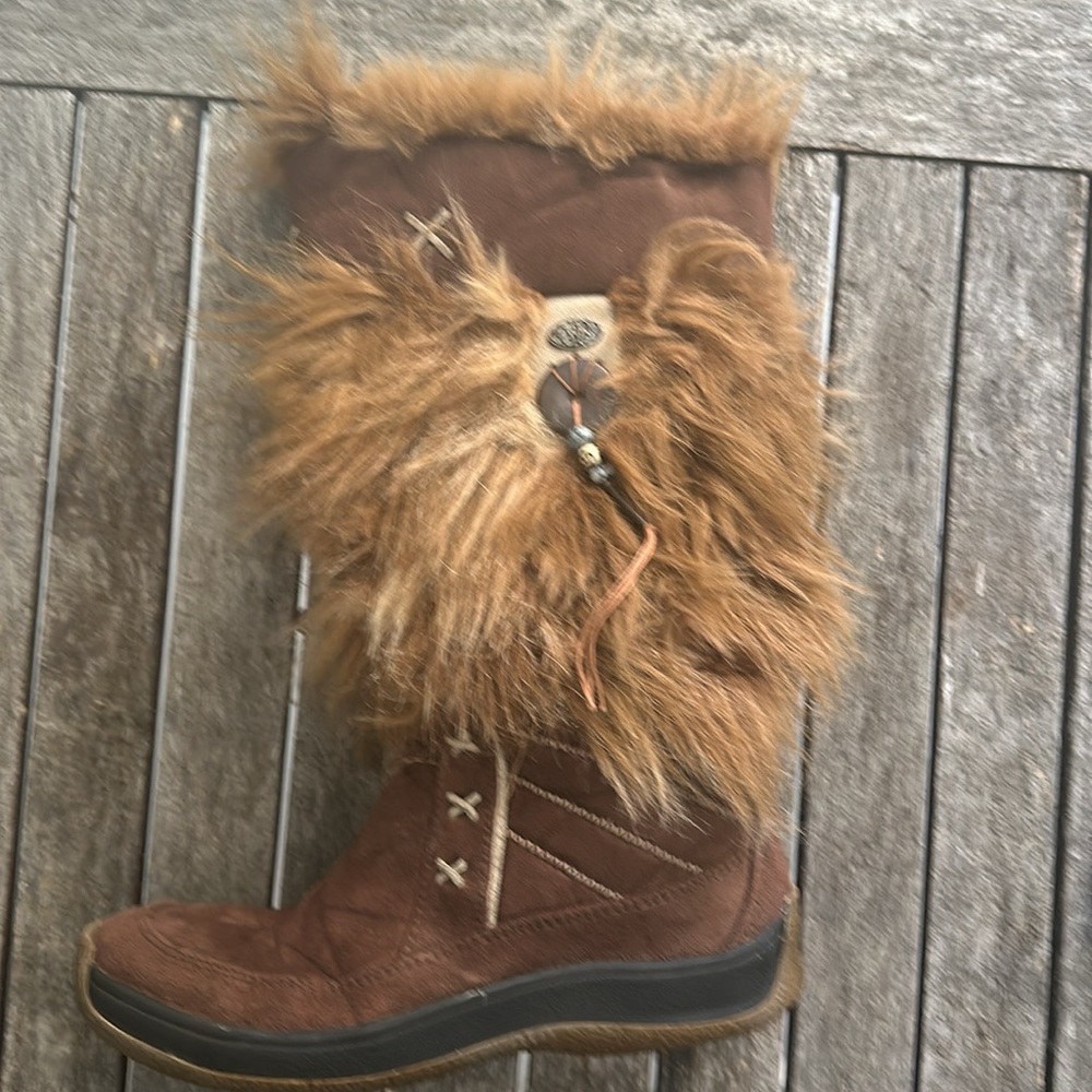Brown suede apre ski boot. Size 9